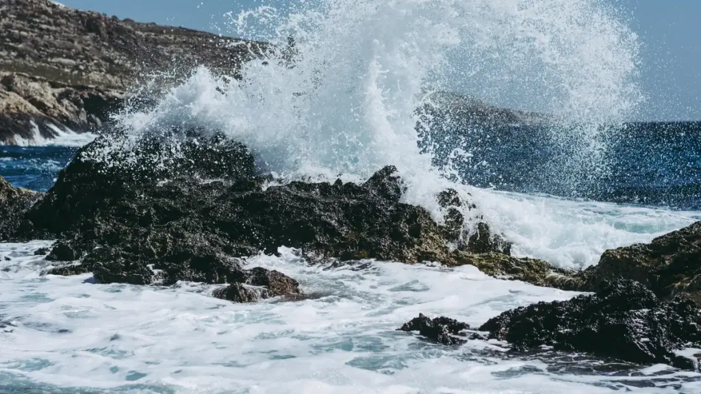 Cuaca Kepri Hari Ini: Hujan Lebat, Petir, dan Gelombang Tinggi di Natuna-Anambas