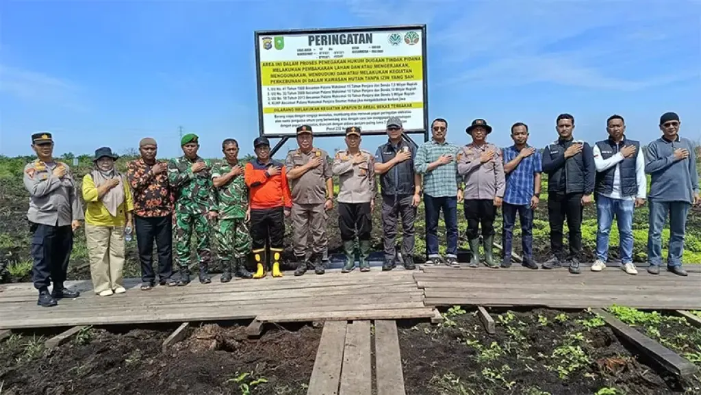 Polres Inhu Pasang Plang Larangan Bakar Lahan di Lokasi Karhutla Rawa Asri