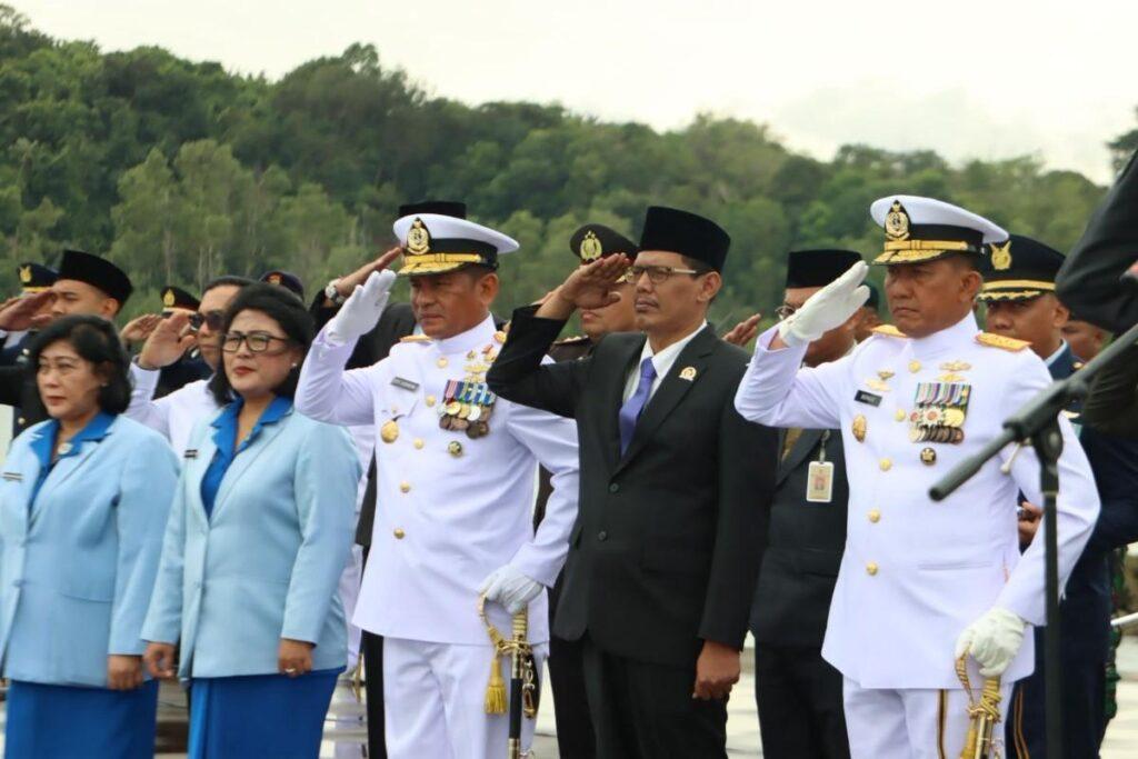Ucapkan Selamat Hari Pahlawan, Ketua DPRD Kota Batam Ikuti Upacara dan Tabur Bunga di Mako Kodaeral IV