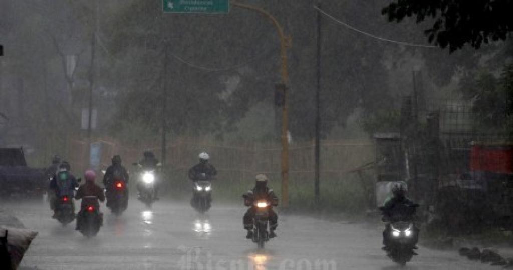 BMKG Riau: Siang-Malam Ini Potensi Hujan Sedang-Lebat, Masyarakat Diminta Waspada
