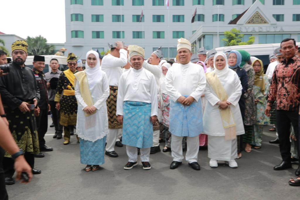 Pemimpin se-Riau Bersatu dalam Upacara Tepuk Tepung Tawar di LAMR