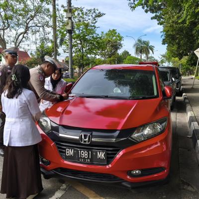 Parkir di Depan RSUD Arifin Achmad Pekanbaru puluhan Kendaraan Ditilang Polisi