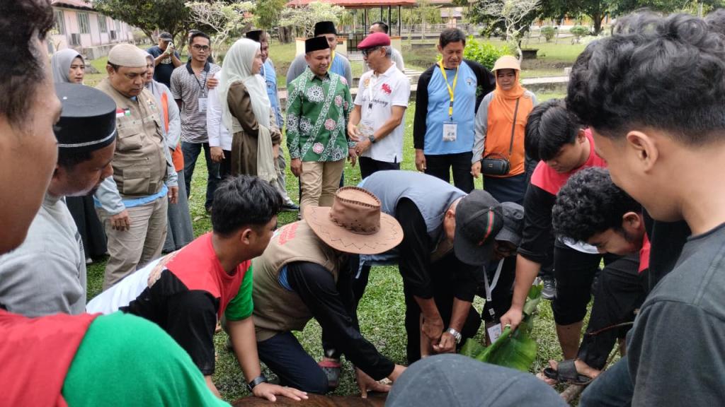 Hadiri Penyembelihan Kurban di FISIP Unri  Henny Sasmita Wahid Serasa Pulang Kampung