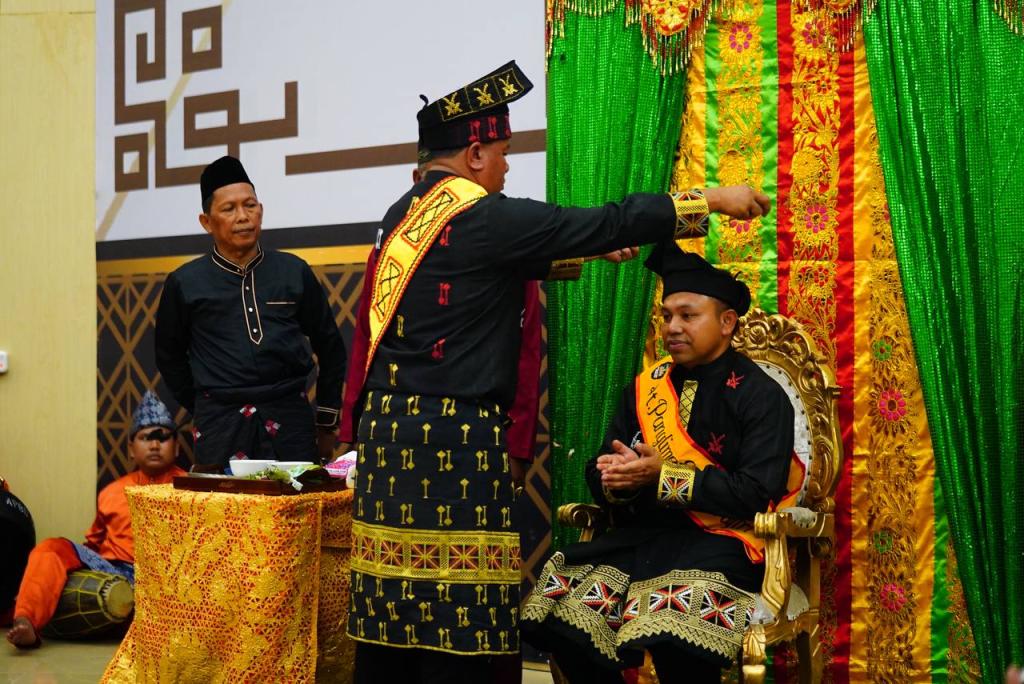 Gubernur Wahid Dianugerahi Gelar Adat Panglimo Sati Oleh LAN Kuansing
