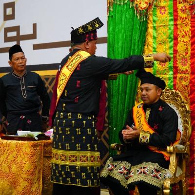 Gubernur Wahid Dianugerahi Gelar Adat Panglimo Sati Oleh LAN Kuansing
