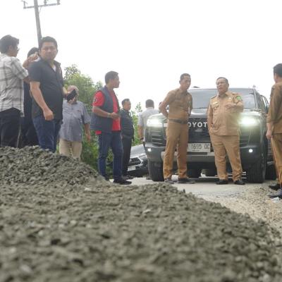 Tinjau Jalan Rusak di Siak, Plt Gubernur Riau Minta Tim Lapangan Ditambah