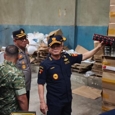 Bea Cukai Bongkar Penimbunan Rokok Ilegal Rp300 Miliar di Pekanbaru