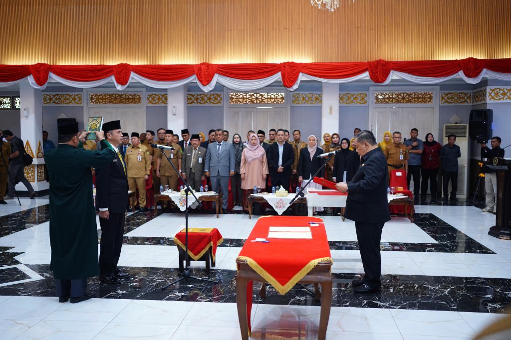 Plt Gubri Lantik 14 Pejabat Eselon II, Ingatkan Soal Pentingnya Kekompakan