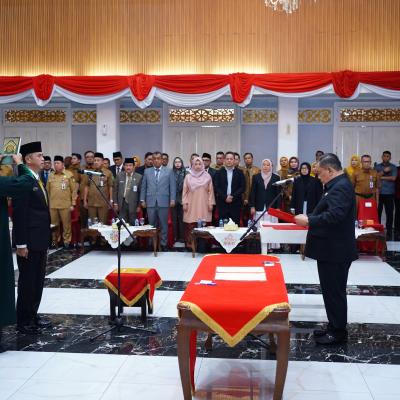 Plt Gubri Lantik 14 Pejabat Eselon II, Ingatkan Soal Pentingnya Kekompakan