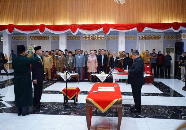 Plt Gubri Lantik 14 Pejabat Eselon II, Ingatkan Soal Pentingnya Kekompakan