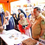 Tinjau Pasar Murah PKK, Plt Gubernur Riau Pastikan Harga Bahan Pokok Terjangkau