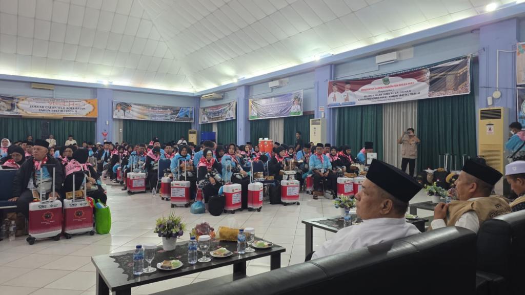 Plt Gubernur Riau Lepas Jemaah Haji Gelombang Kedua, Ingatkan Jaga Kesehatan