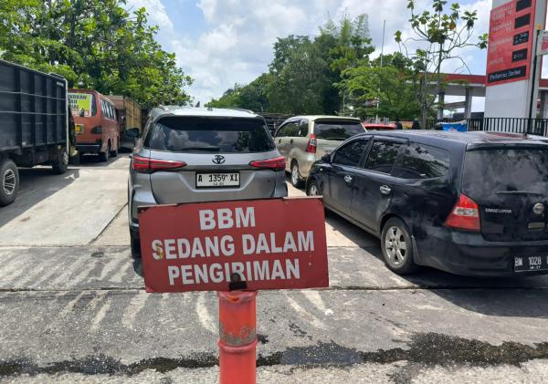 Antrean Panjang BBM Kembali Terjadi di Pekanbaru, Warga Keluhkan Stok Tersendat