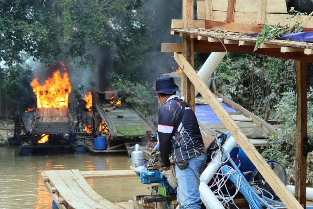 Tim Gabungan Musnahkan 145 Rakit PETI di Sungai Kuantan