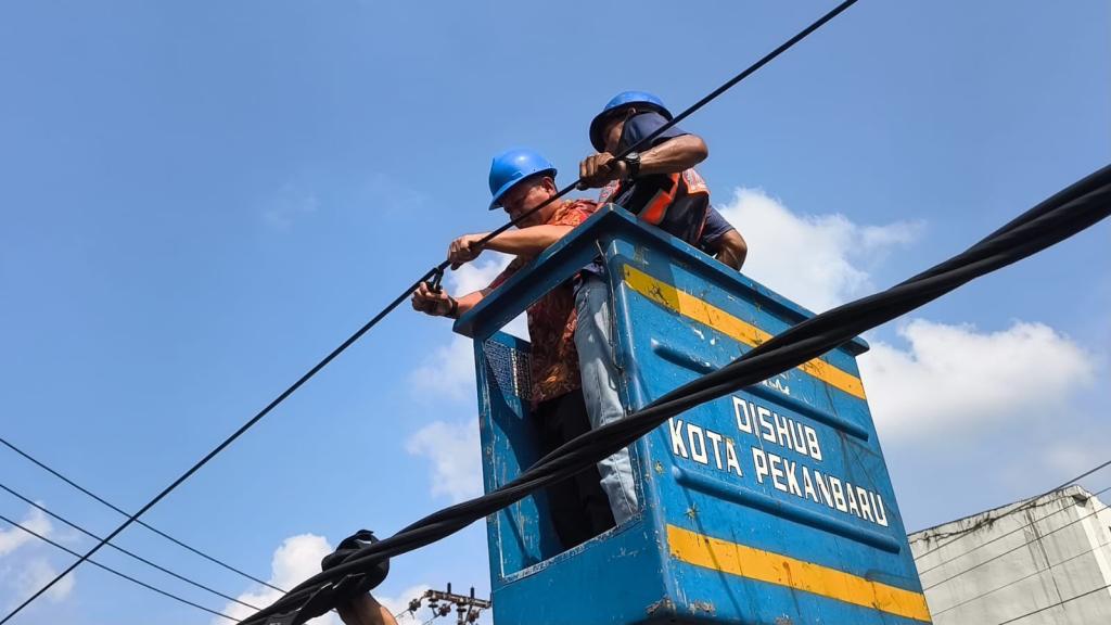Rusak Keindahan Kota, Wako Agung Nugroho Turun Langsung Tertibkan Kabel Fiber Optik