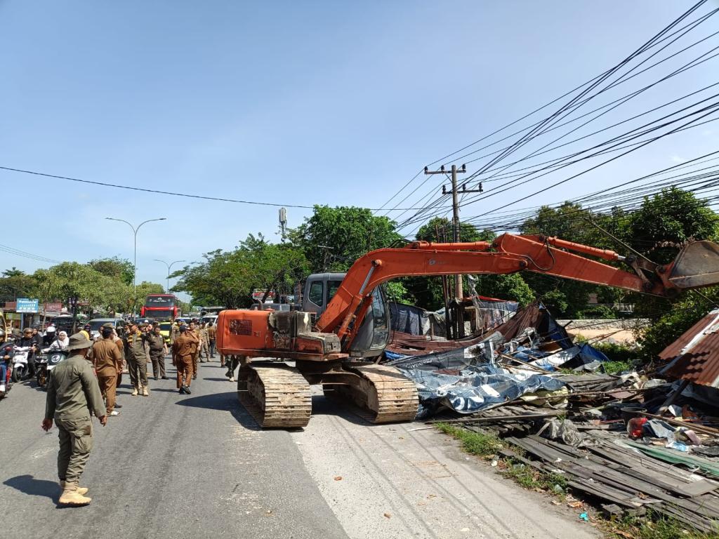 Satpol PP Pekanbaru Bersihkan Tempat PKL di Sepanjang Jalan HR Soebrantas