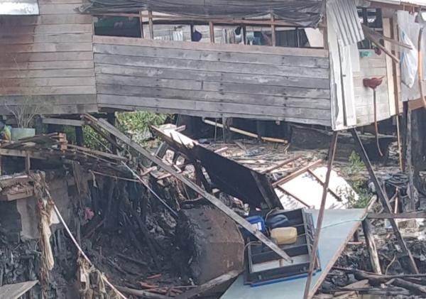 Empat Rumah di Kuala Enok Terjun ke Sungai Akibat Longsor, Belasan KK Terdampak