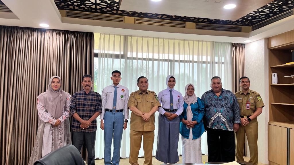 Plt Gubri Lepas Dua Calon Pengibar Bendera Pusaka ke Jakarta