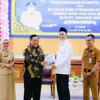 Pemprov Riau Serahkan Data 98 Ribu Kendaraan Penunggak Pajak ke Pemko Dumai