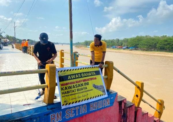 Polsek Kuantan Hilir Pasang Spanduk Peringatan Habitat Buaya di Tepian Lubuak Sobea