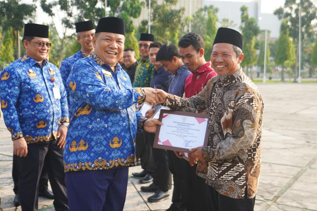 Plt Gubri Riau Serahkan Penghargaan kepada 10 Koperasi Berprestasi