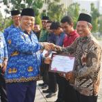 Plt Gubri Riau Serahkan Penghargaan kepada 10 Koperasi Berprestasi