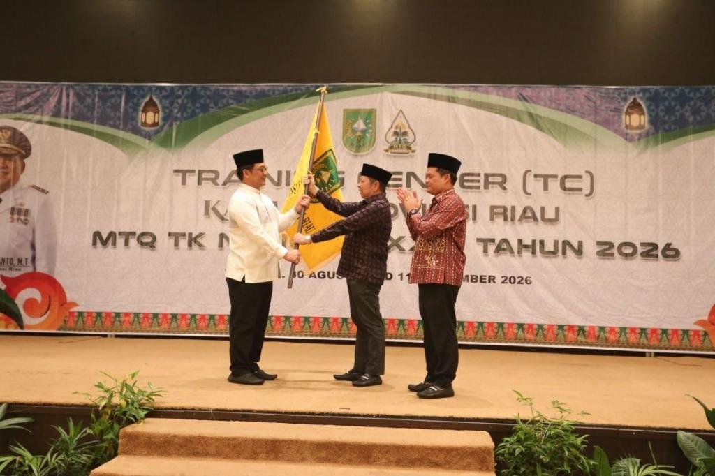 Lepas Kafilah Riau Ikuti MTQ Nasional, Sekda Tekankan Akhlak dan Marwah Daerah