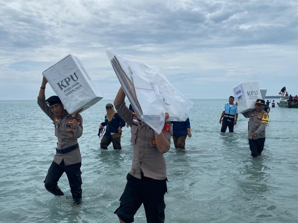 Polres Natuna Kawal Logistik Hingga Daerah Pelosok Daerah