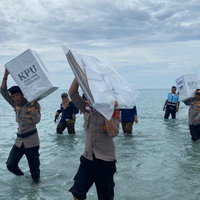 Polres Natuna Kawal Logistik Hingga Daerah Pelosok Daerah