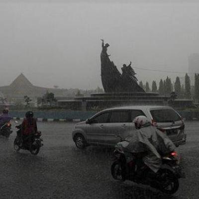 Cuaca Riau Hari Ini: Waspada Hujan Disertai Angin Kencang dan Petir
