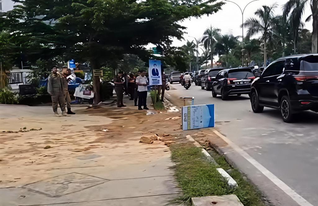 Ceceran Tanah Timbun di Jalan Sudirman Sebabkan Kecelakaan, Satpol PP Beri Teguran