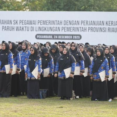 Plt Gubernur Riau Serahkan SK Kepada 2.505 PPPK Paruh Waktu