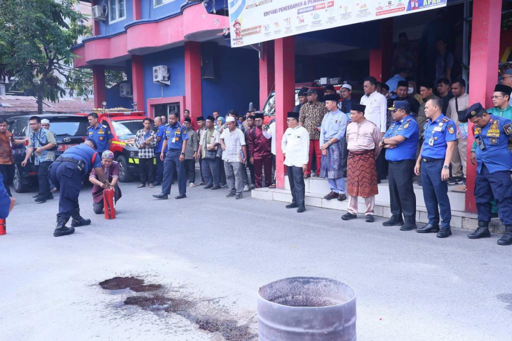 Konsulat Malaysia Serahkan Bantuan 100 Alat Pemadam Api untuk 100 Masjid di Pekanbaru