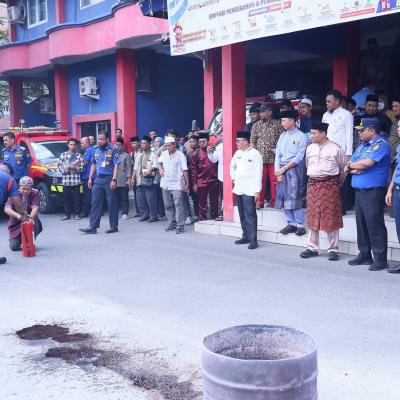 Konsulat Malaysia Serahkan Bantuan 100 Alat Pemadam Api untuk 100 Masjid di Pekanbaru