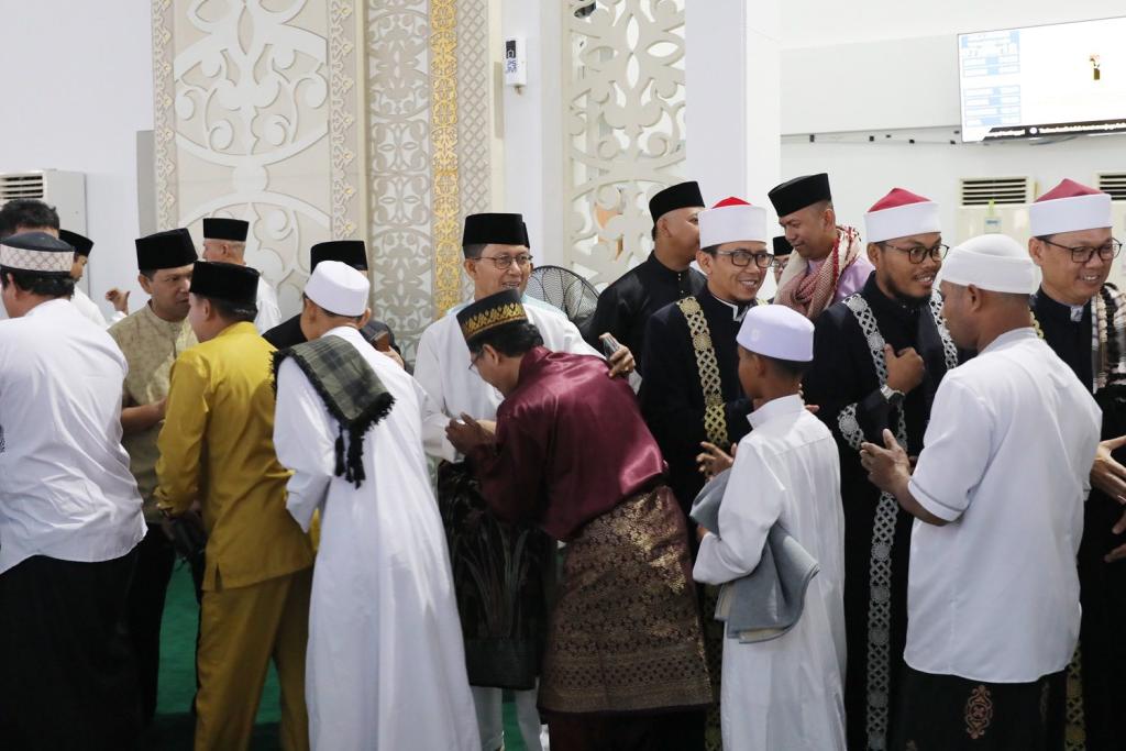 Shalat Idul Adha di Mesjid Sultan, Walikota Batam Ajak Warga Perkuat Rasa Kebersamaan