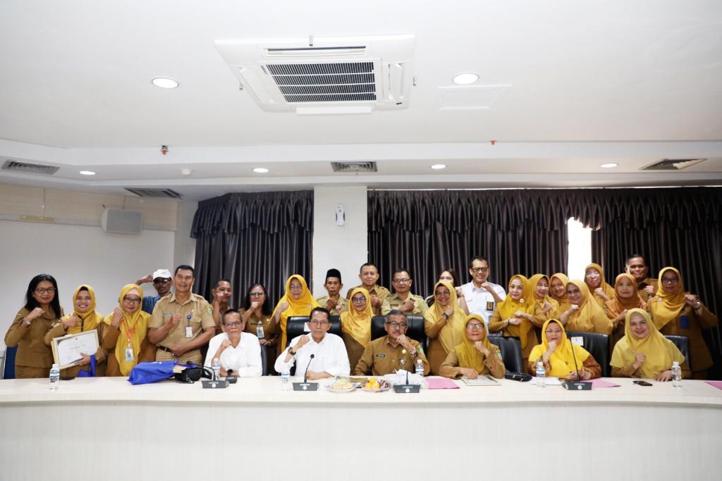 Wali Kota Batam Serahkan SK Pensiun Kepada 19 ASN