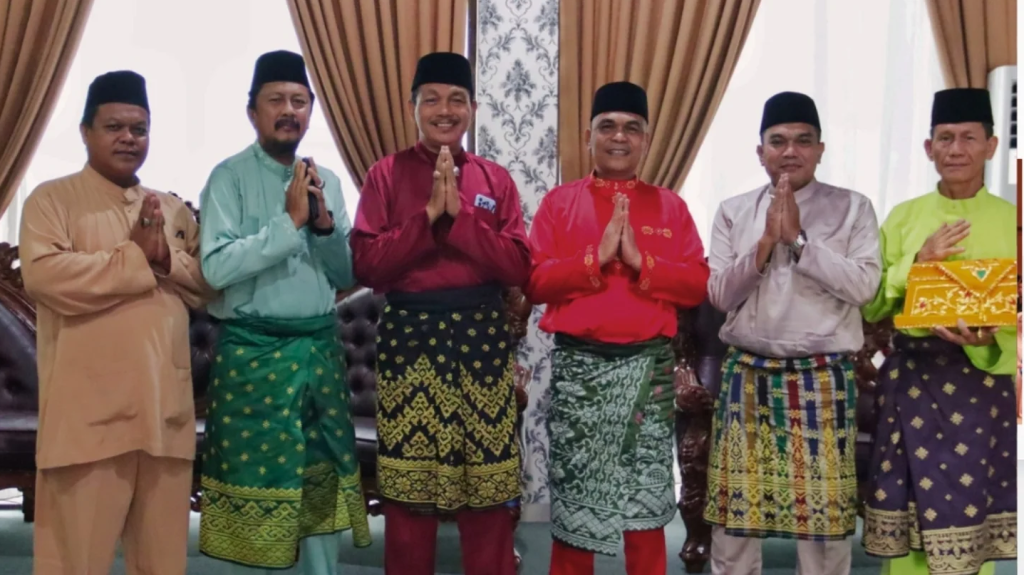 Ketua DPRD Riau Terima Kunjungan LAMR Terkait Undangan Penabalan Gelar Adat untuk Gubernur Abdul Wahid