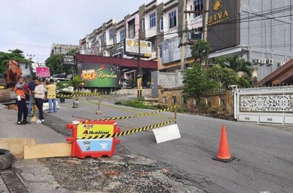 Hujan Deras Sebabkan Jalan Lobak Pekanbaru Amblas, Rekayasa Lalu Lintas Diterapkan