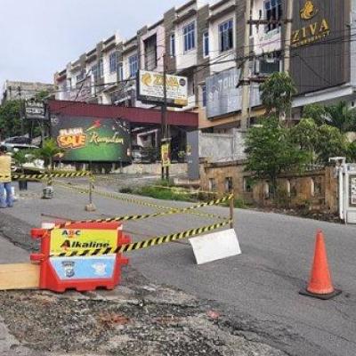 Hujan Deras Sebabkan Jalan Lobak Pekanbaru Amblas, Rekayasa Lalu Lintas Diterapkan