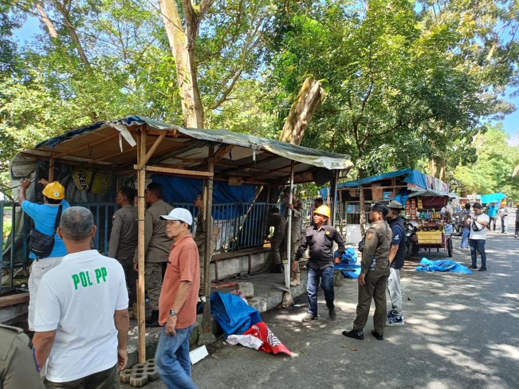 Satpol PP Tertibkan 20 Lapak Liar PKL di Taman Kota Pekanbaru, Pedagang Diarahkan ke Lokasi Resmi