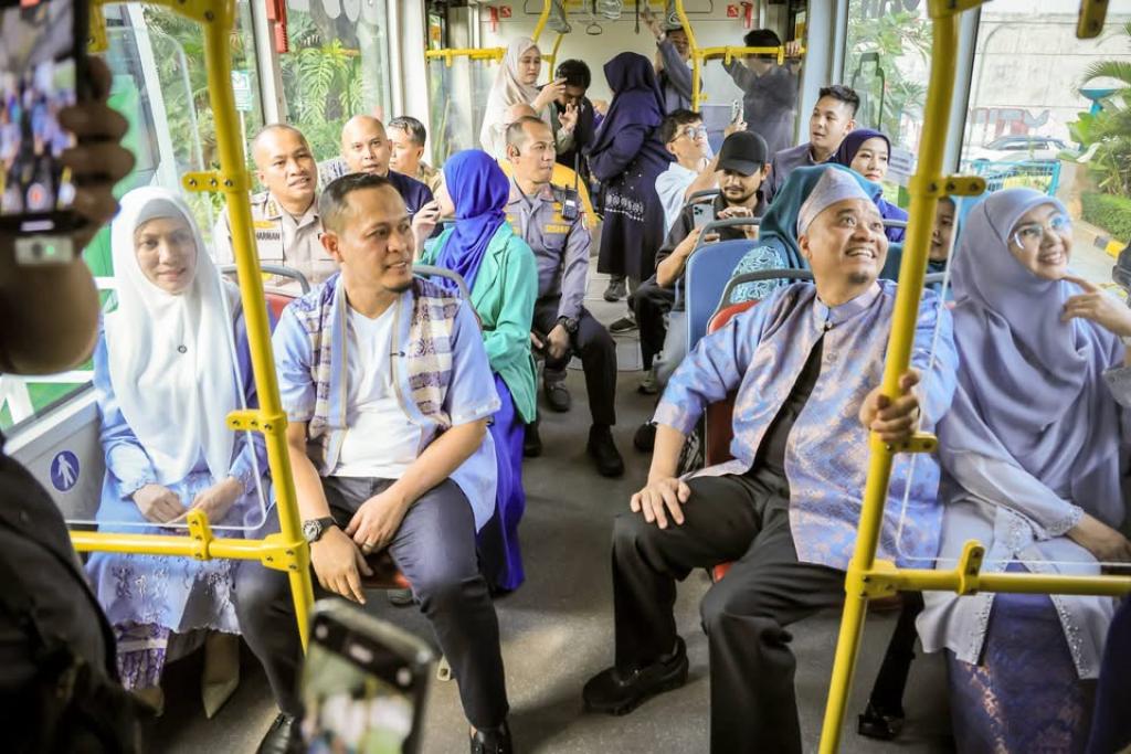 Walikota Pekanbaru Uji Coba Operasional Dua Bus Listrik