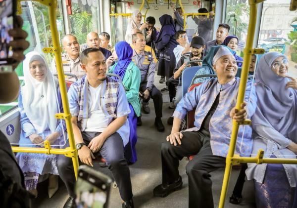 Walikota Pekanbaru Uji Coba Operasional Dua Bus Listrik
