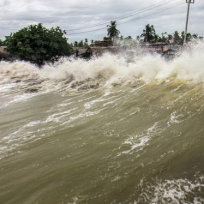 Waspada! Cuaca Ekstrem dan Gelombang Hingga 4 Meter di Kepri Akhir Pekan ini