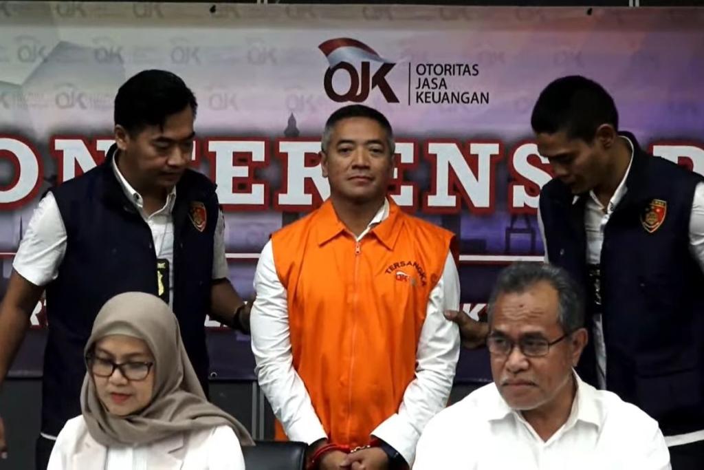 Eks Dirut Investree Adrian Gunadi Tiba di Indonesia, Kenakan Rompi Oranye