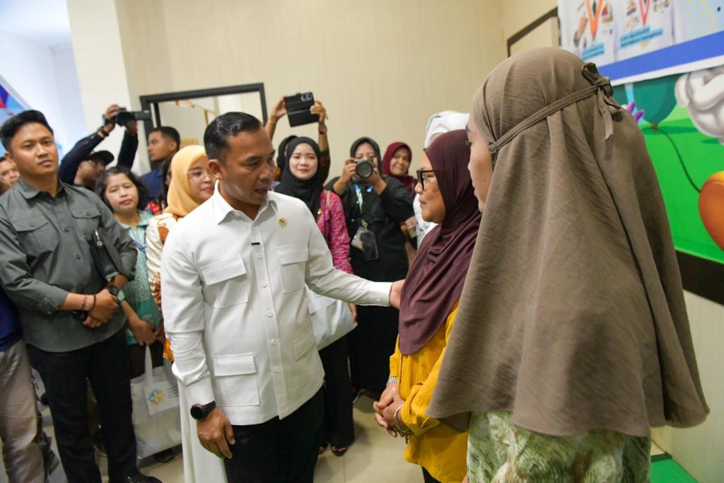 Gubernur Kepri Dampingi Menteri Dukbangga Tinjau Pelayanan KB Gratis di Tanjungpinang