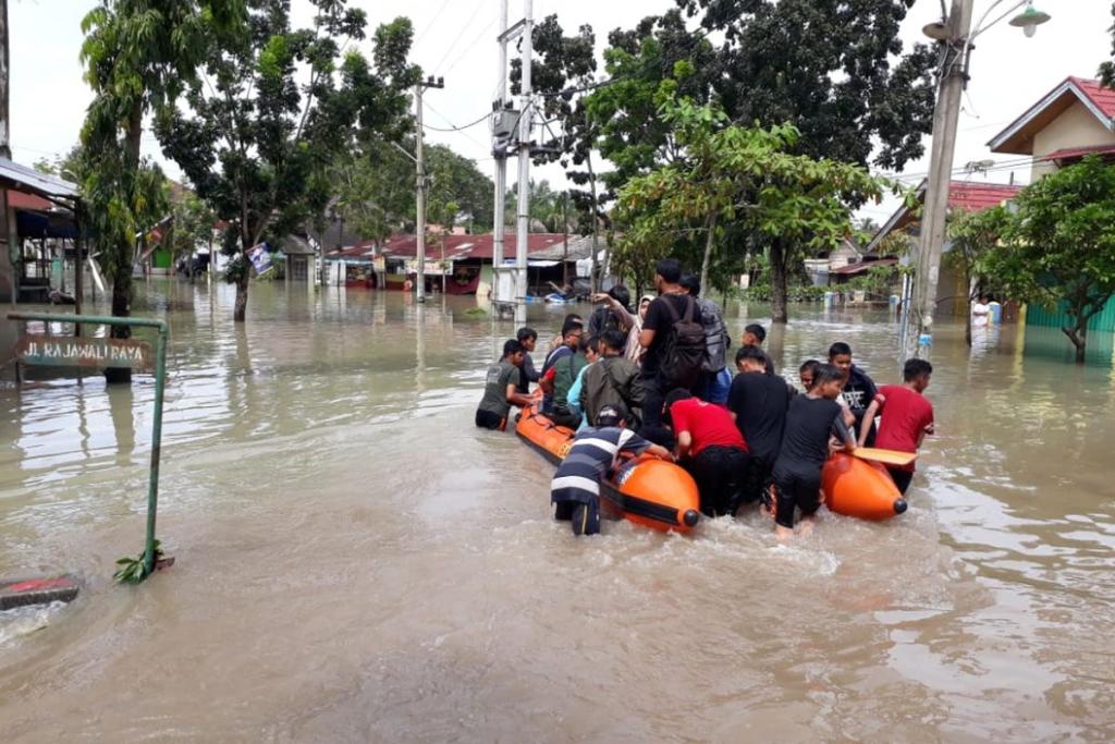 PLN Pastikan Pasokan Listrik Aman di Tengah Banjir Pekanbaru, Warga Diminta Waspada