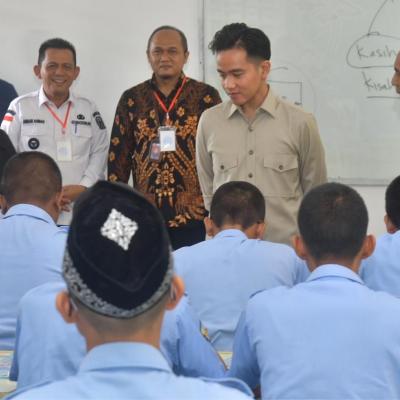 Kunker ke Kepri, Wapres Gibran Tinjau Pelaksanaan MBG di SMKN 1 Batam