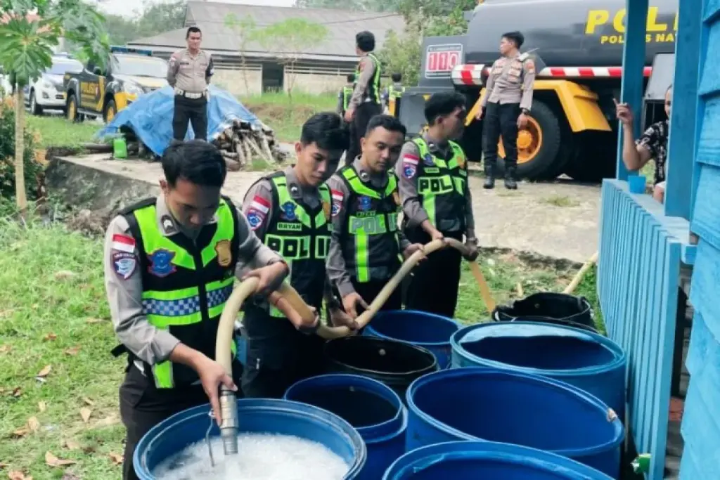 Polres Natuna Salurkan 24 Ton Air Bersih untuk Warga