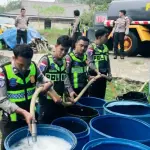 Polres Natuna Salurkan 24 Ton Air Bersih untuk Warga