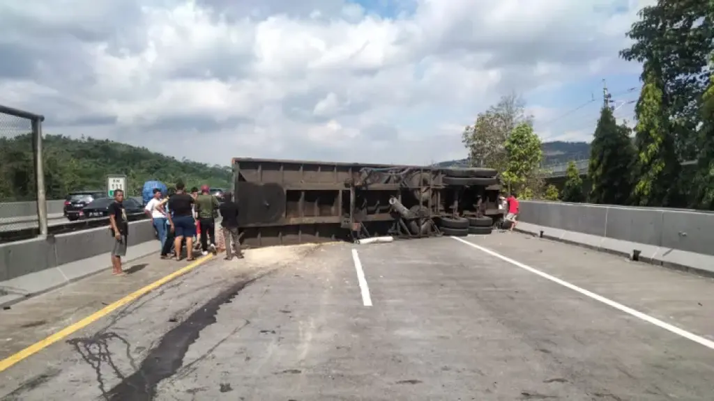 Truk Sayur Terguling di Tol Permai KM 27, Dua Orang Luka Akibat Sopir Diduga Tertidur